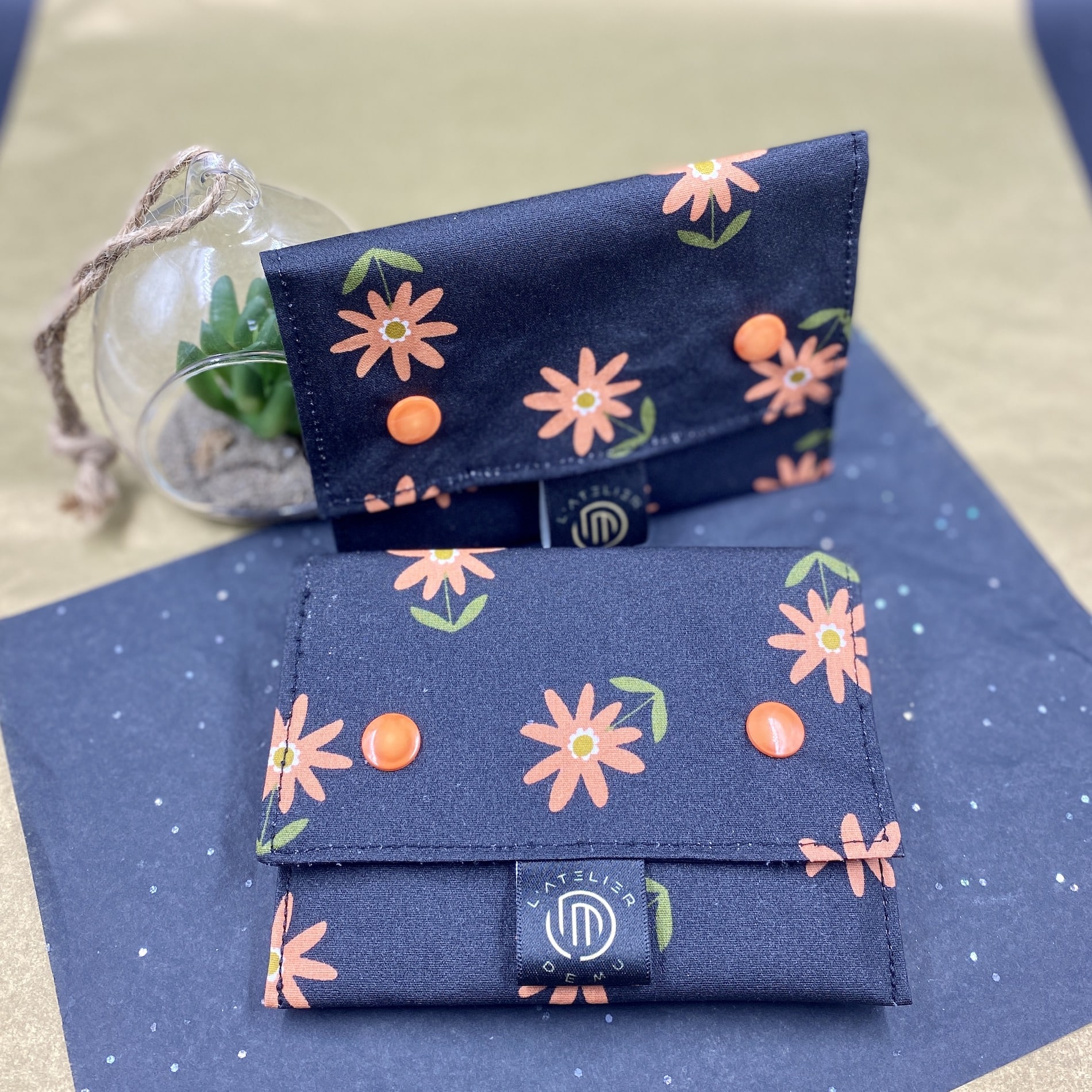 pochette-imperm-able-fleur-orange-l-atelier-de-mu-savonnerie